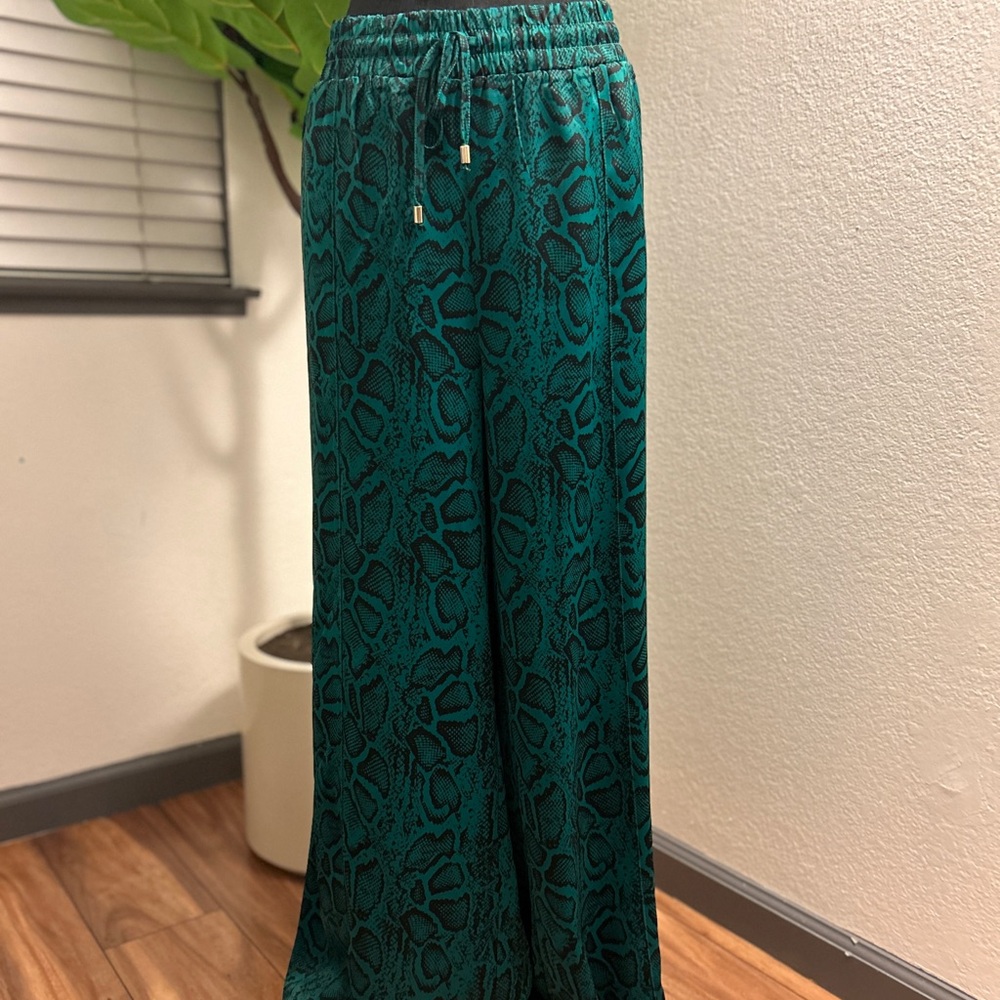 Nina Parker Green and Black Snake Print top and Wide leg Pants. - Picture 11 of 11